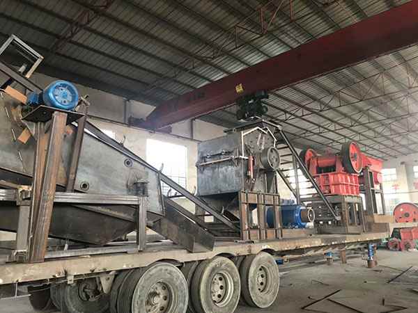 挖机移动破碎机出售